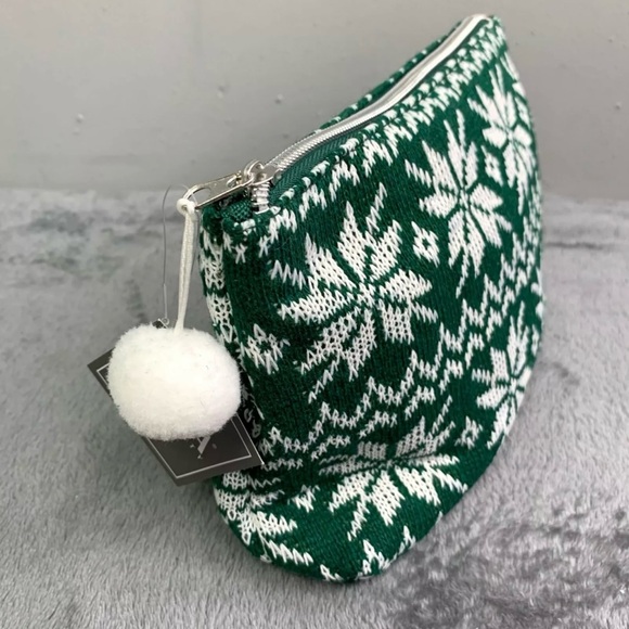 Ulta Beauty Makeup Snowflake Sweater Knit Bag w Sealed Items Extra Facial Masks - Picture 9 of 10